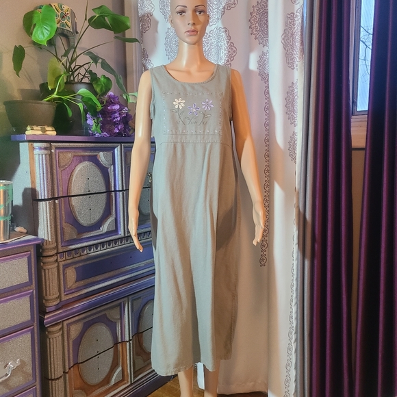 Sleeveless greenish dress with flowers - Picture 1 of 7